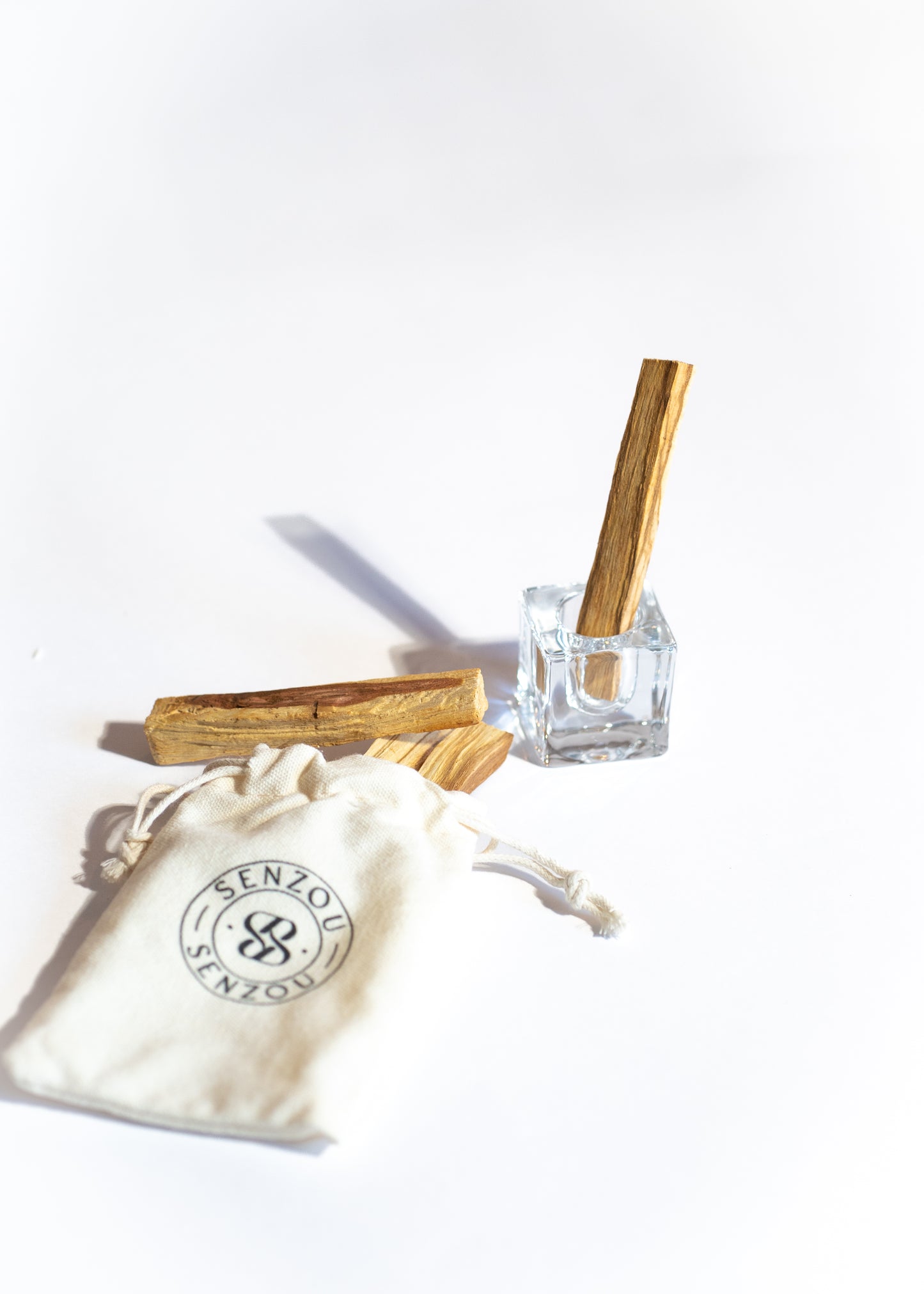 GLASS PALO SANTO HOLDER | WHITE